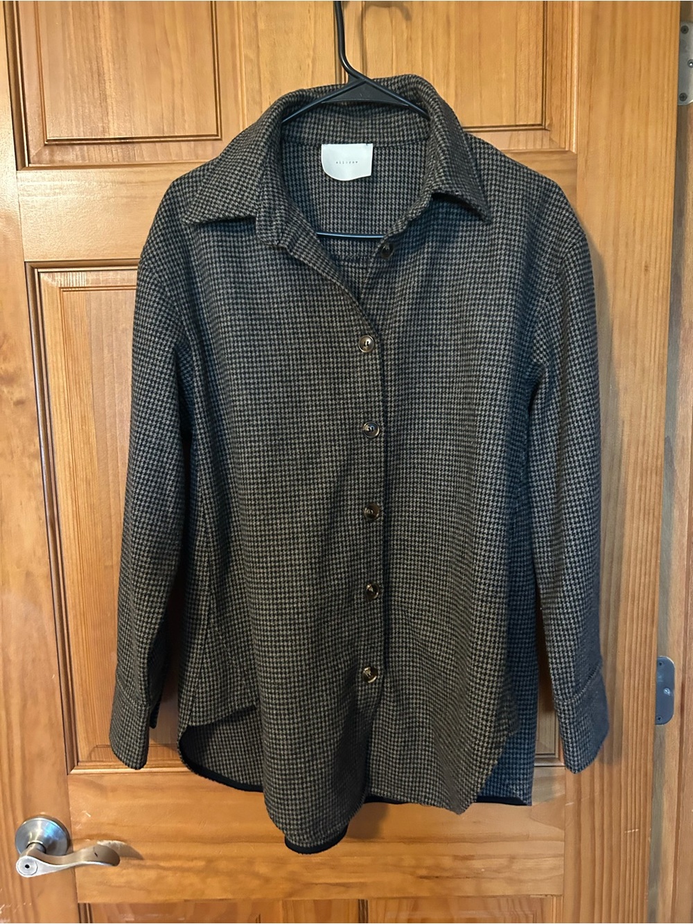 Women's Tailored Button-Down Shirt Jacket - Brown and black Houndstooth